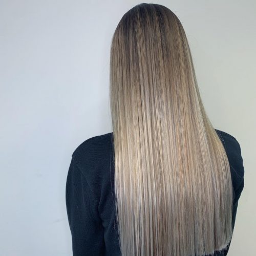 Cheveux blonds aux racines foncées