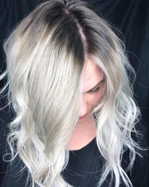 Racines foncées, cheveux blancs et blonds