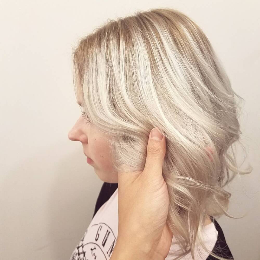 Coiffure blonde givrée pour cheveux clairsemés.