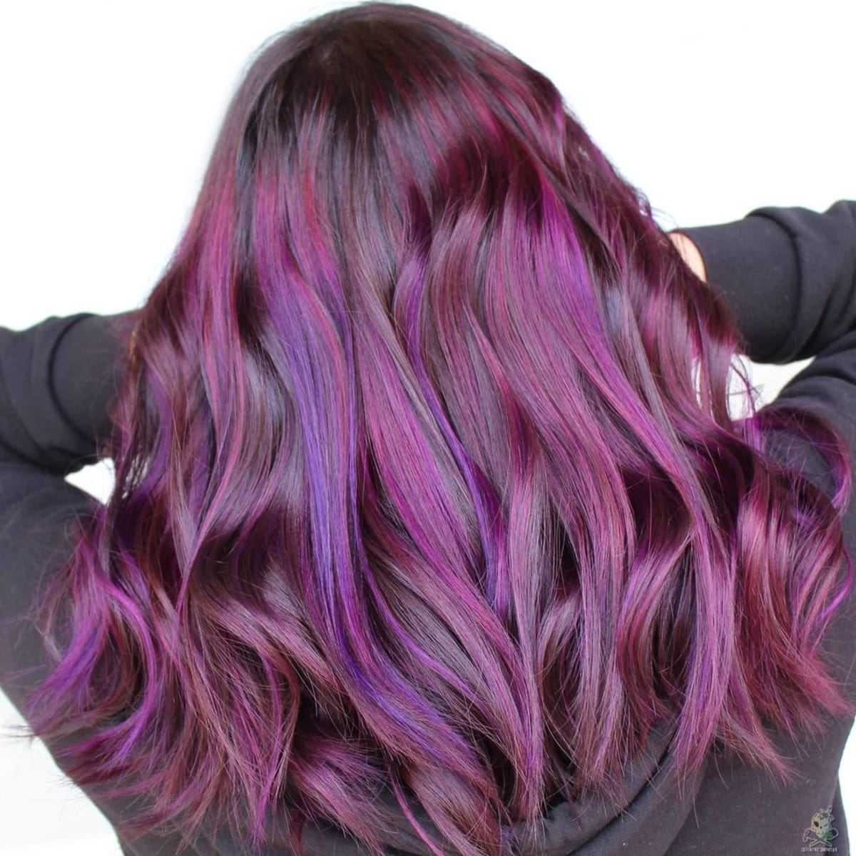 Cheveux magenta avec des mèches basses