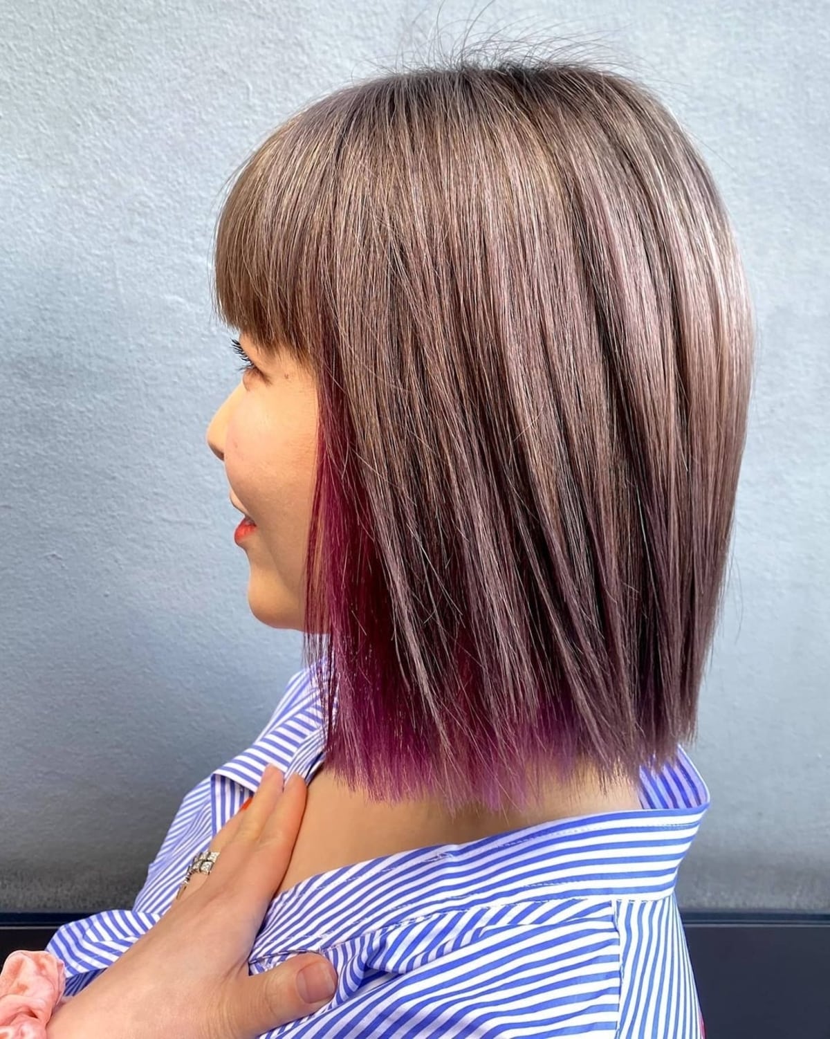Cheveux magenta peekaboo