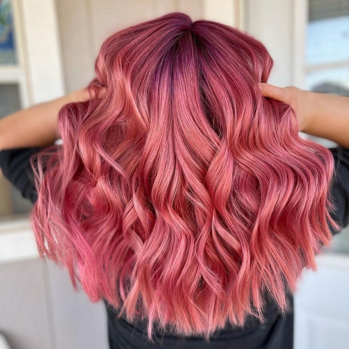 Cheveux magenta et or rose