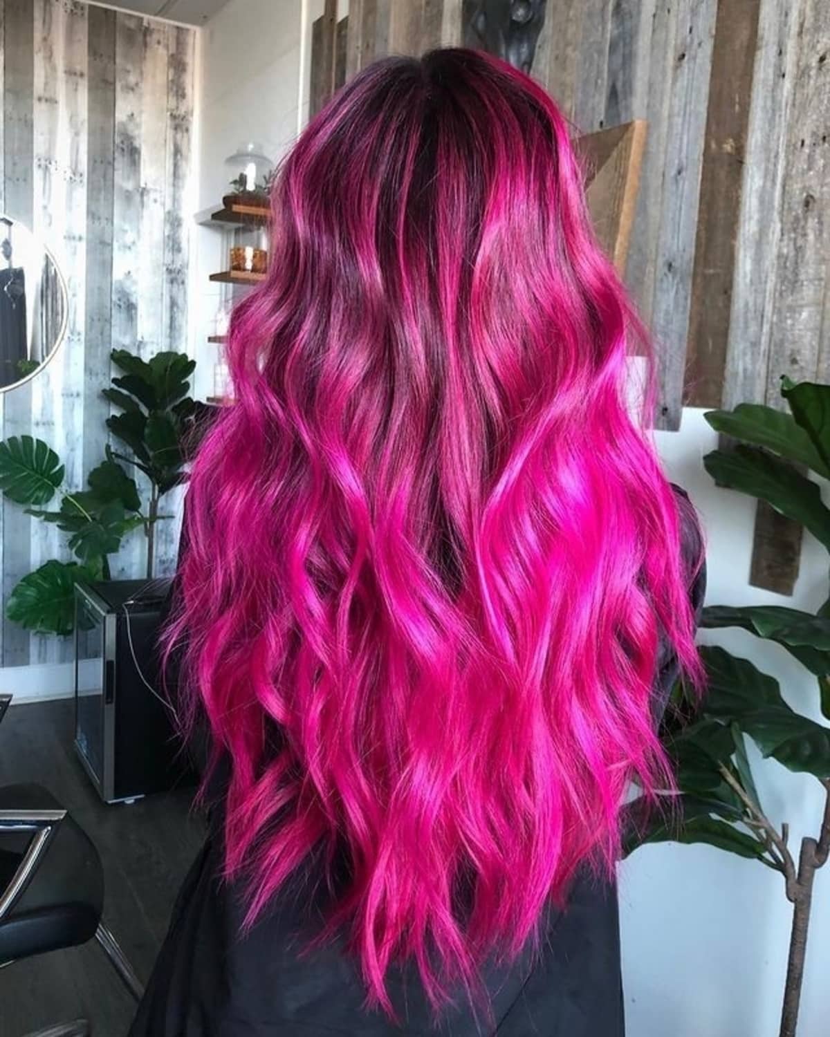 Cheveux magenta électrique