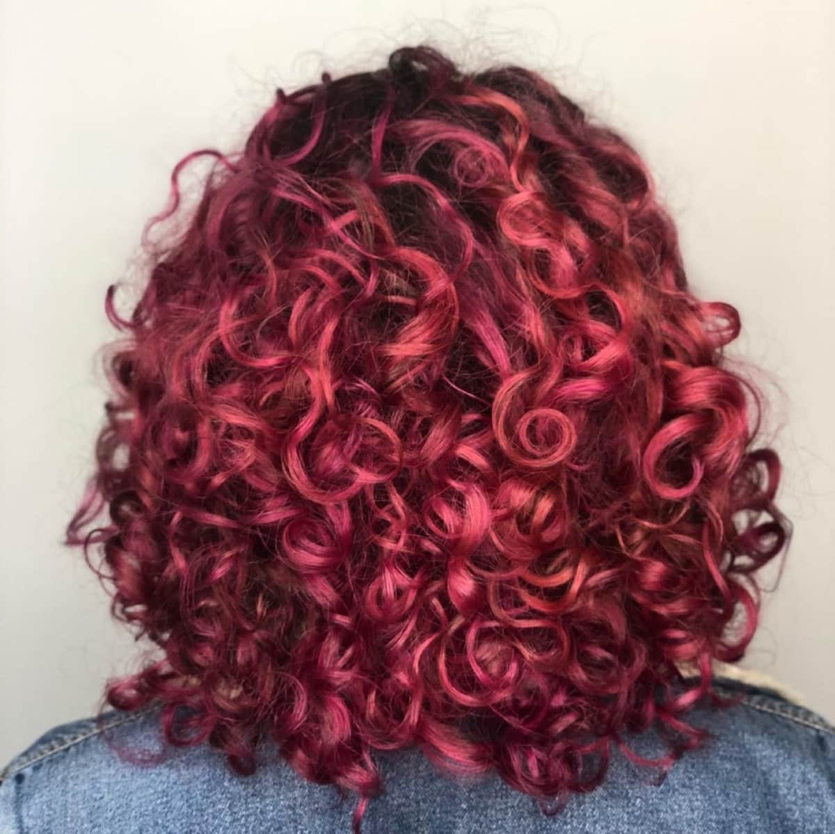 Magenta cramoisi pour cheveux bouclés