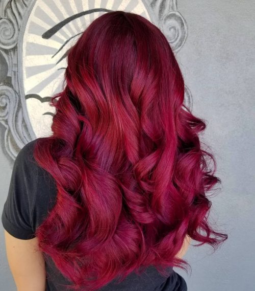 Couleur de cheveux rouge magenta foncé