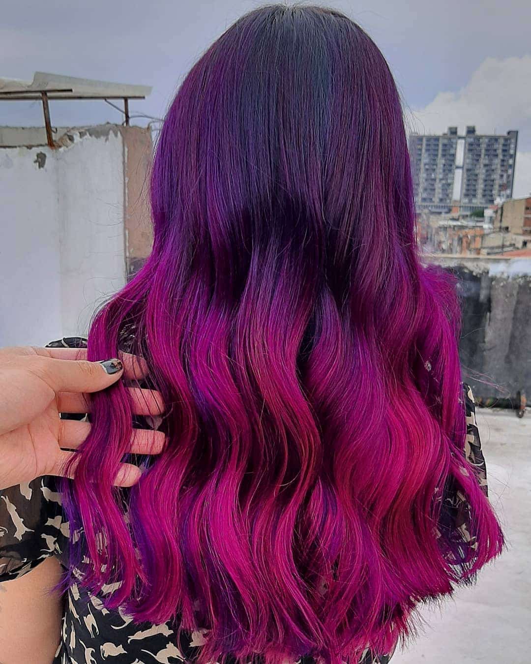 Couleur de cheveux violet foncé et magenta