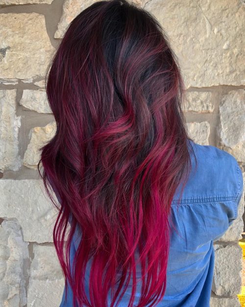 Balayage magenta foncé sur cheveux noirs.