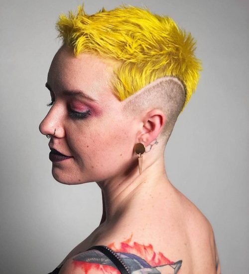 Cheveux courts et jaune vif