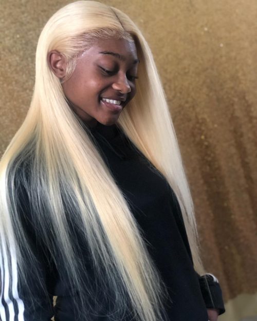 Cheveux décolorés jaunes sur peau foncée