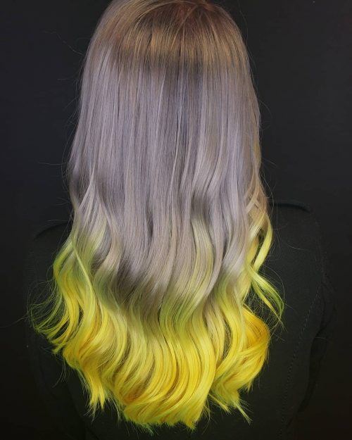Couleur de cheveux gris jaunâtre