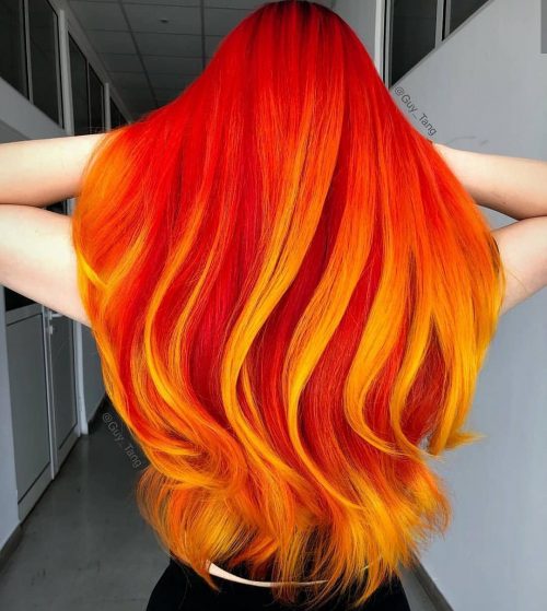 Cheveux roux avec des mèches jaunes