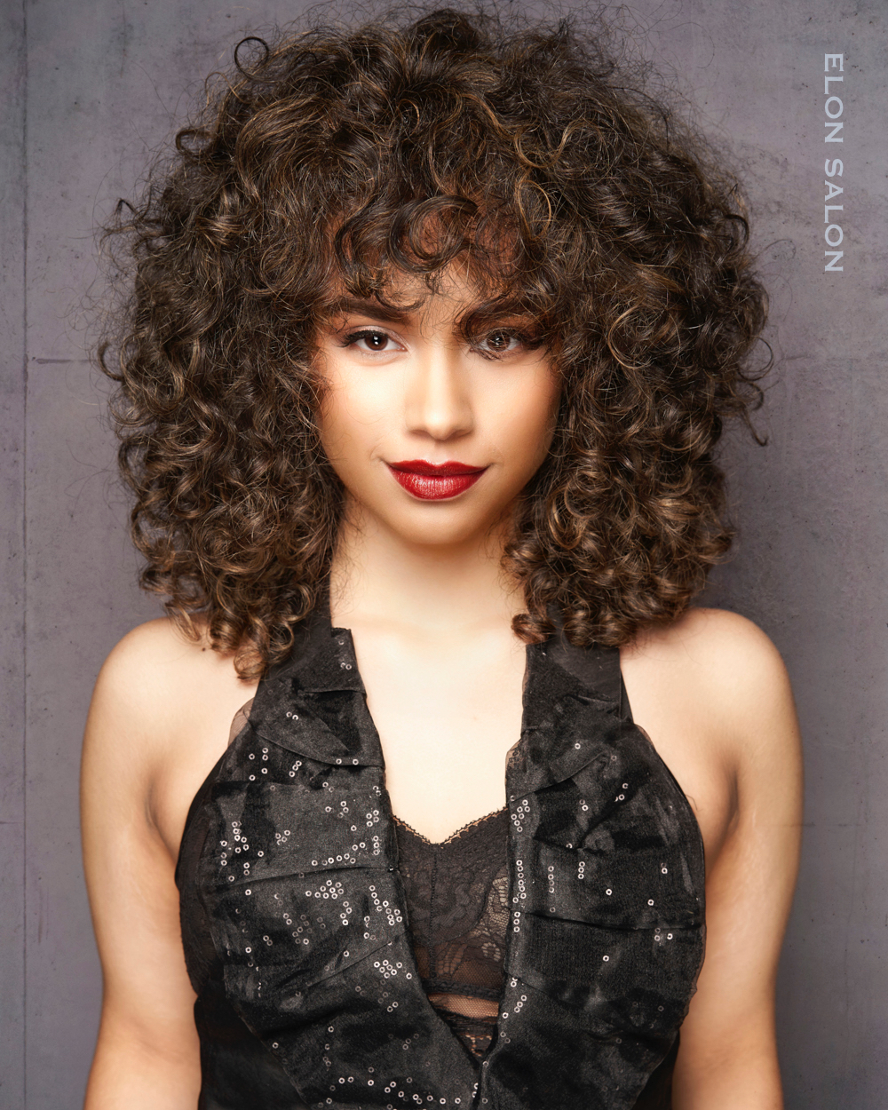 Une coupe de cheveux audacieuse avec des boucles naturelles.