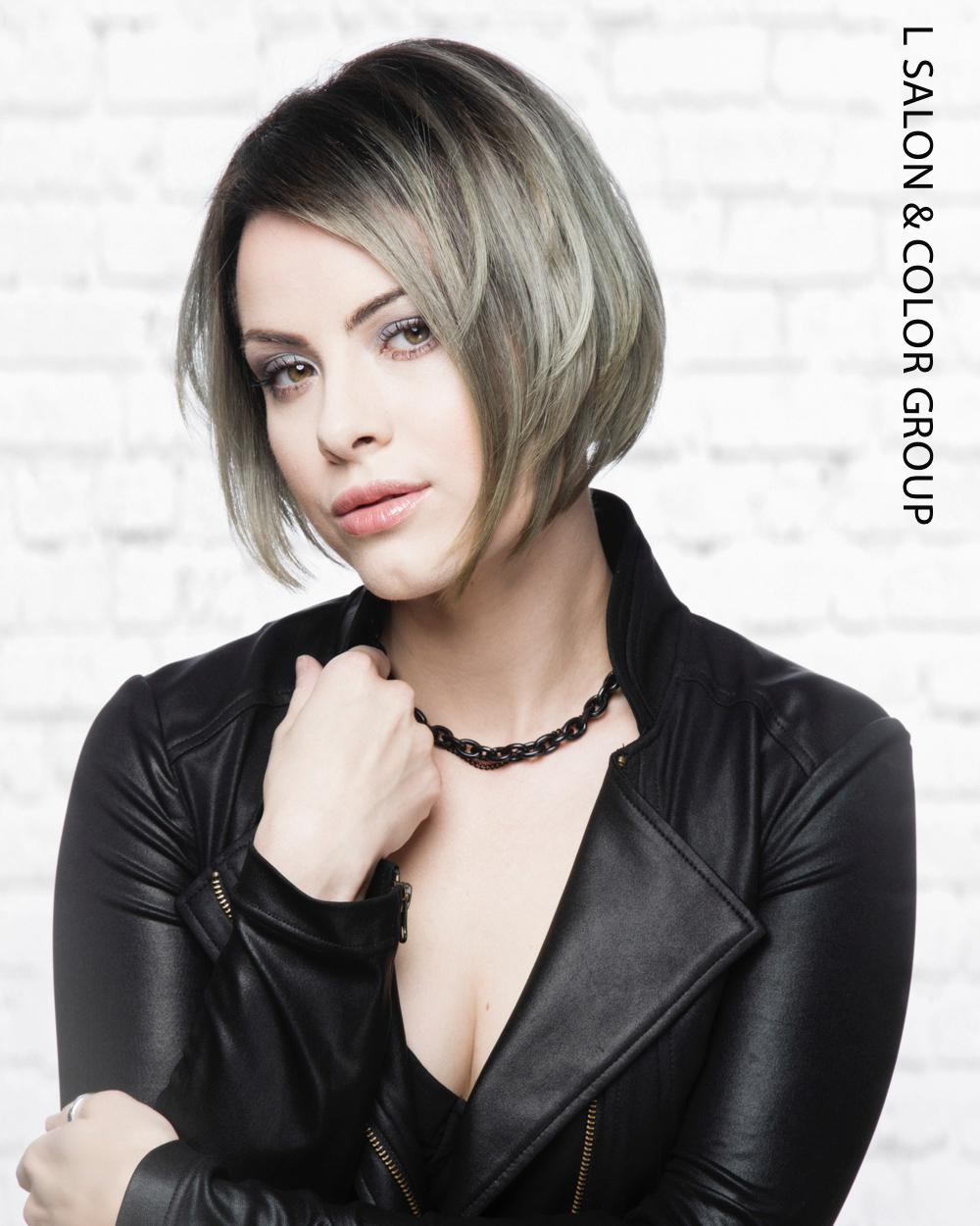 Une coupe de cheveux courte très dégradée