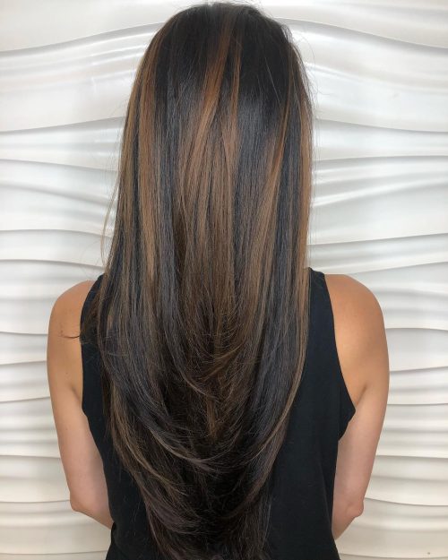 Cheveux foncés avec des mèches châtain clair