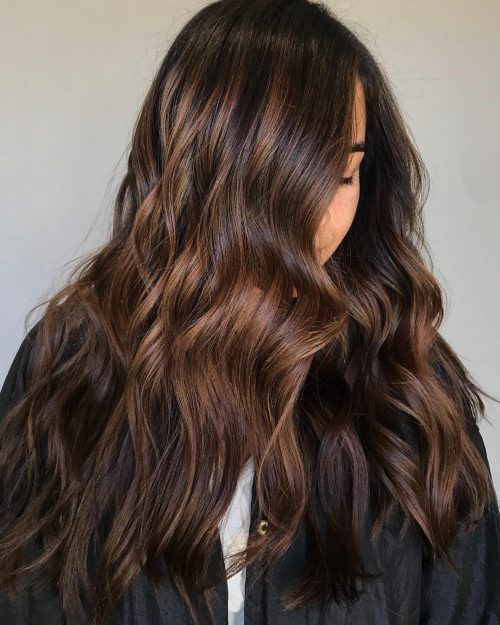 Cheveux châtain chocolat foncé avec des mèches châtaignes