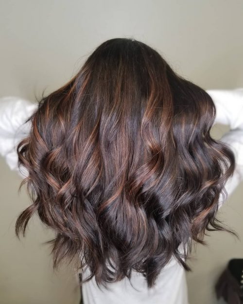 Cheveux châtains avec mèches