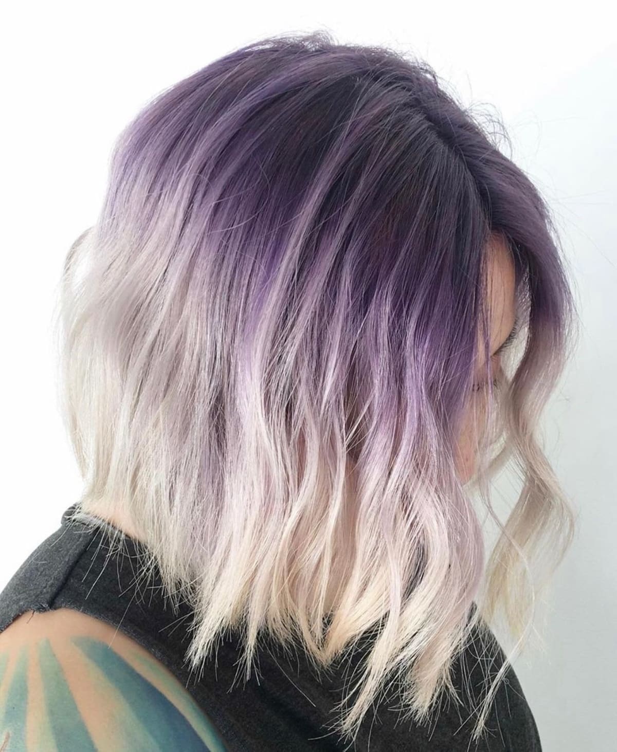 Racines de prunes sur cheveux blonds