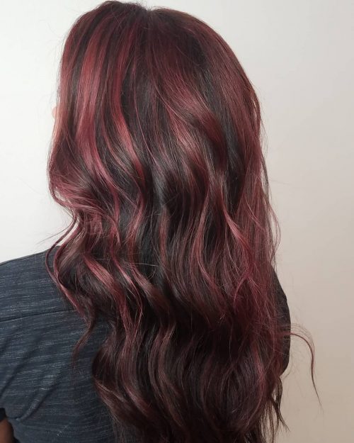 Cheveux bruns foncés avec des reflets prune acajou