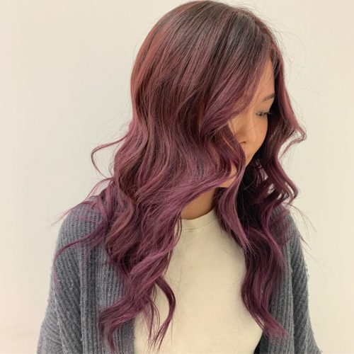 Balayage rouge foncé, lilas et prune.