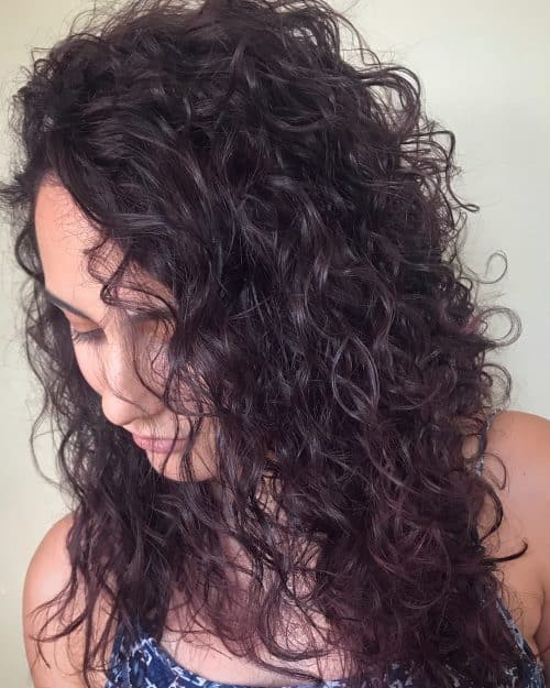 Violet prune sur cheveux bouclés