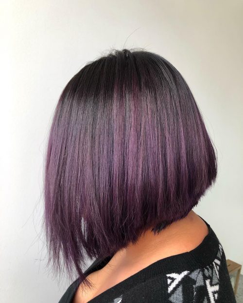 Couleur prune violette sur cheveux courts