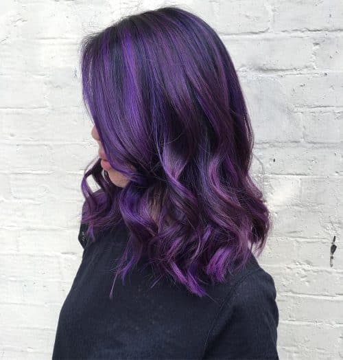 Prune violette foncée sur un carré mi-long.