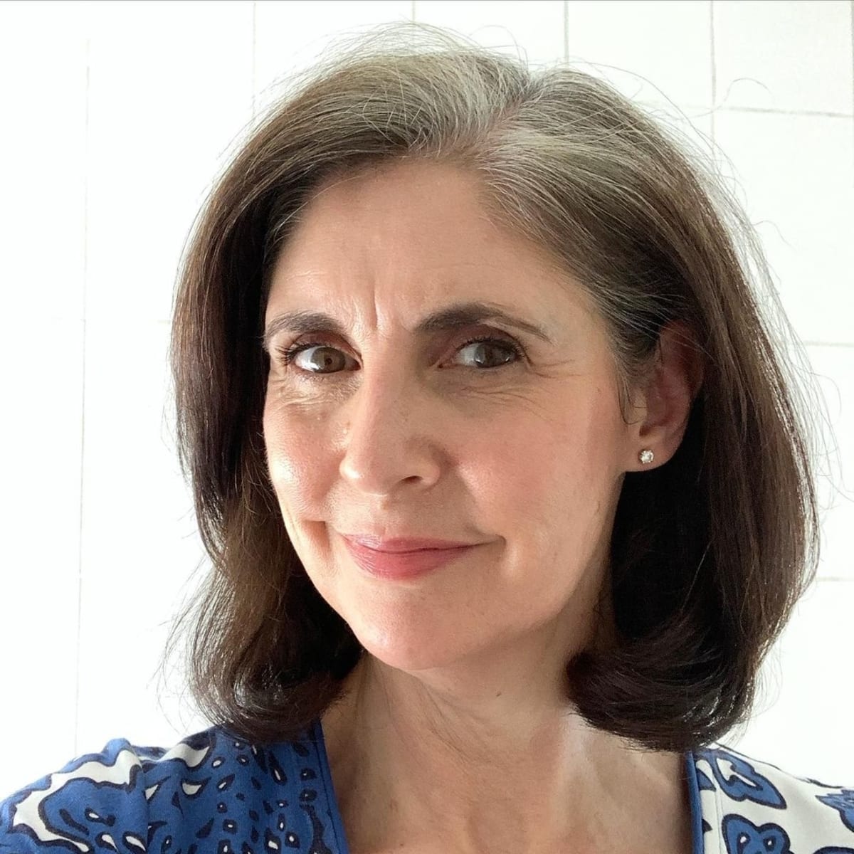 Le carré long pour une femme de plus de 50 ans au visage rond.