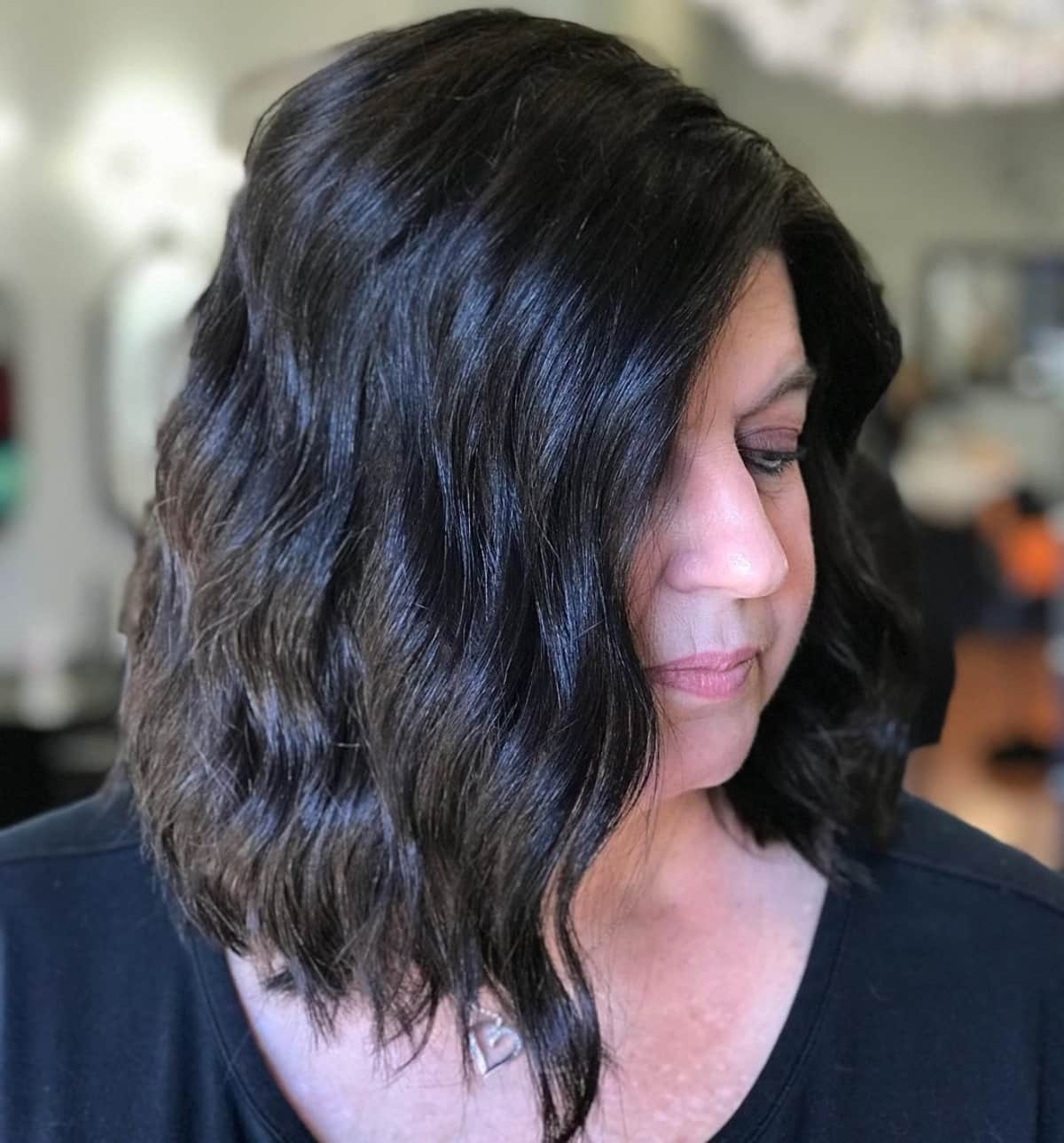Le mid stacked bob pour les femmes de plus de 50 ans aux cheveux ondulés.