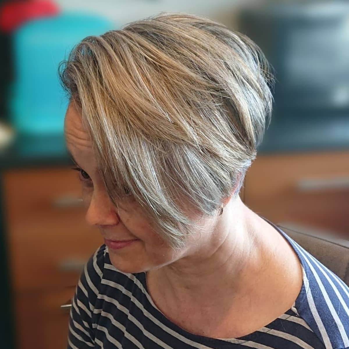 Coupe pixie longue Wash-and-go pour les femmes de plus de 50 ans aux visages ronds.