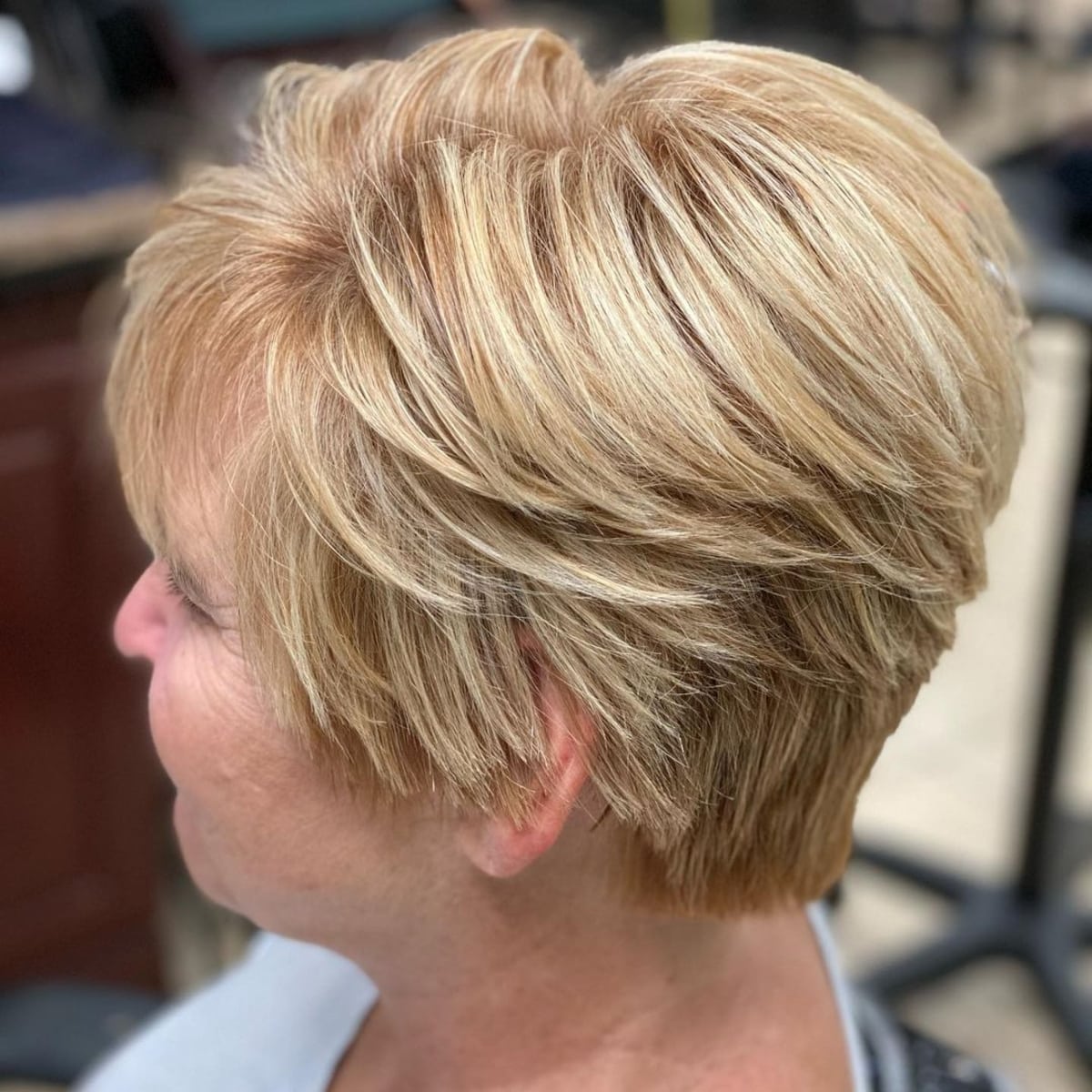 Coupe courte dégradée pour les femmes de plus de 50 ans aux cheveux fins.