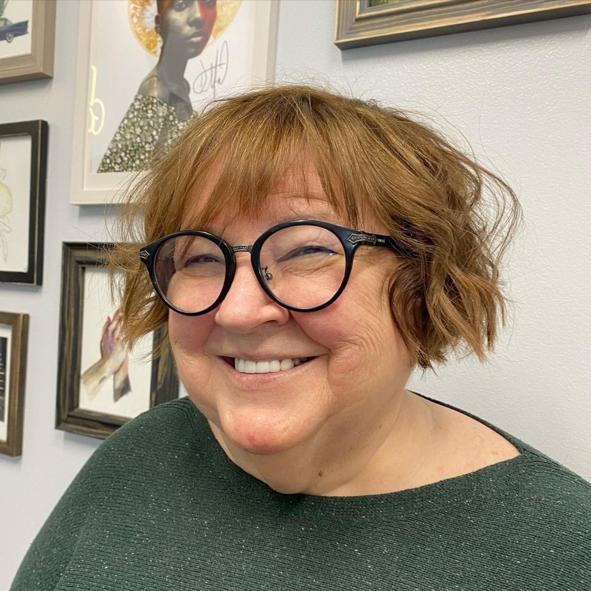 Coupe de cheveux courte flatteuse pour les femmes de plus de 50 ans avec un visage rond.