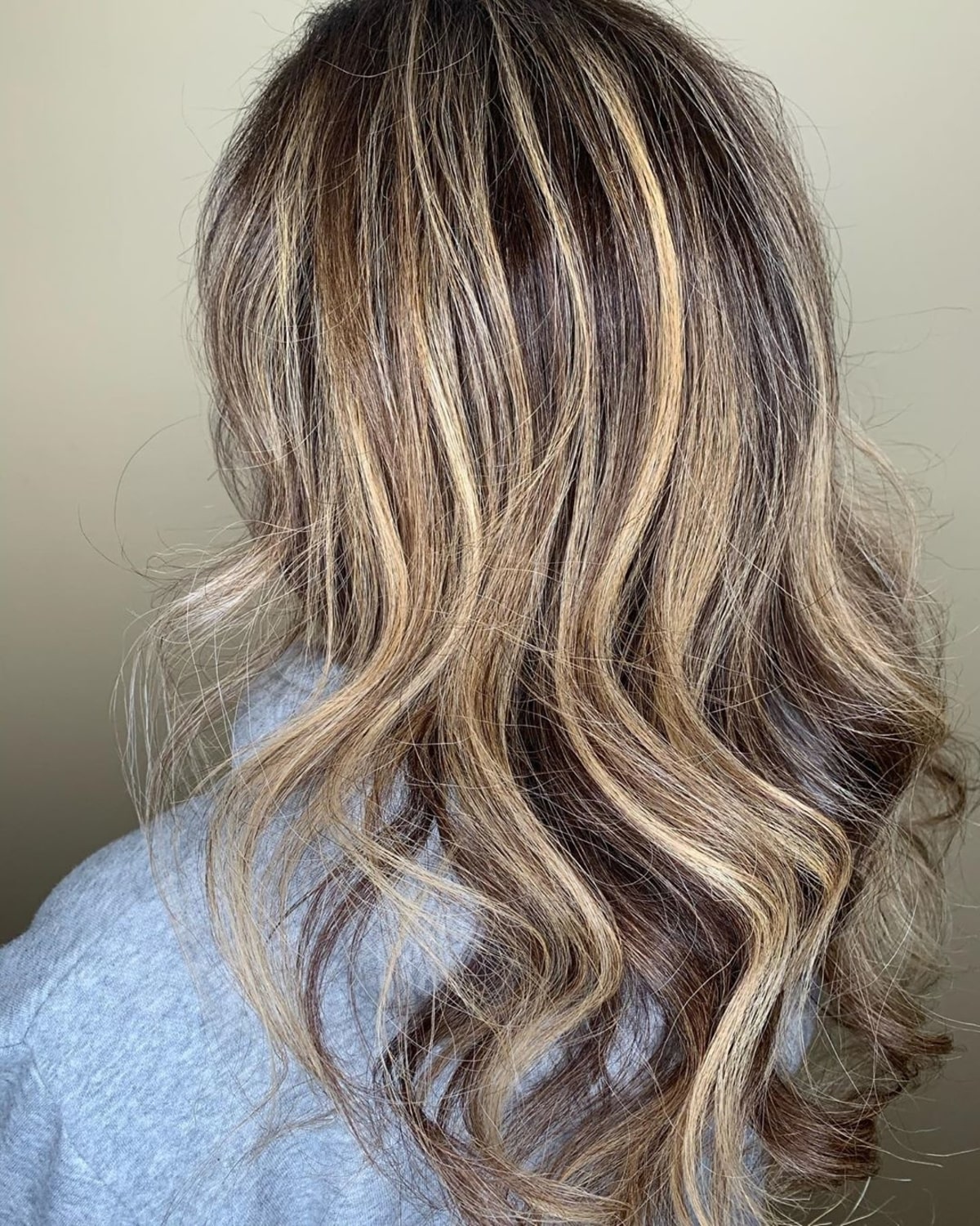 Mèches blondes Sandy White sur cheveux bruns