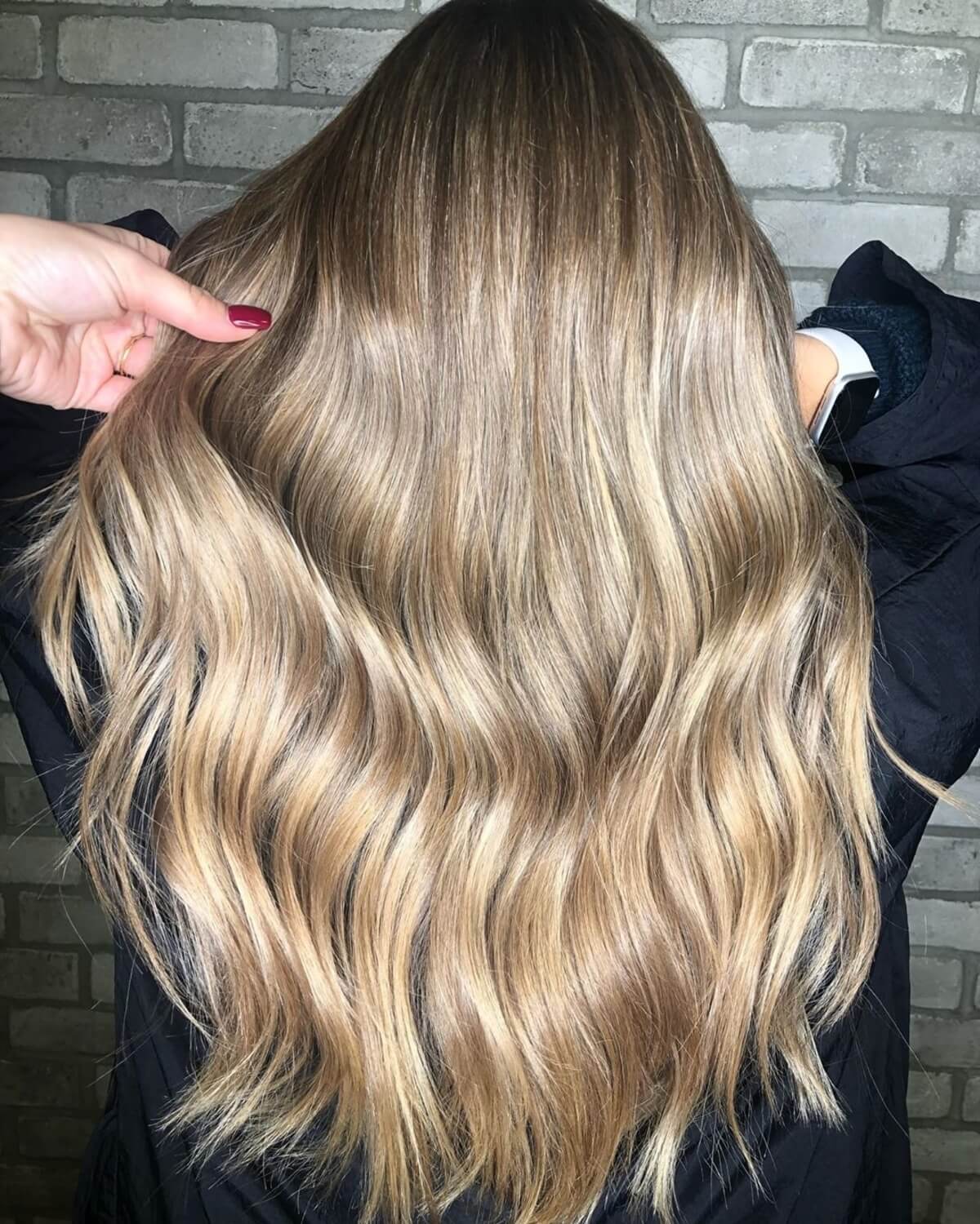 Sandy Bronde Balayage avec pointes ondulées