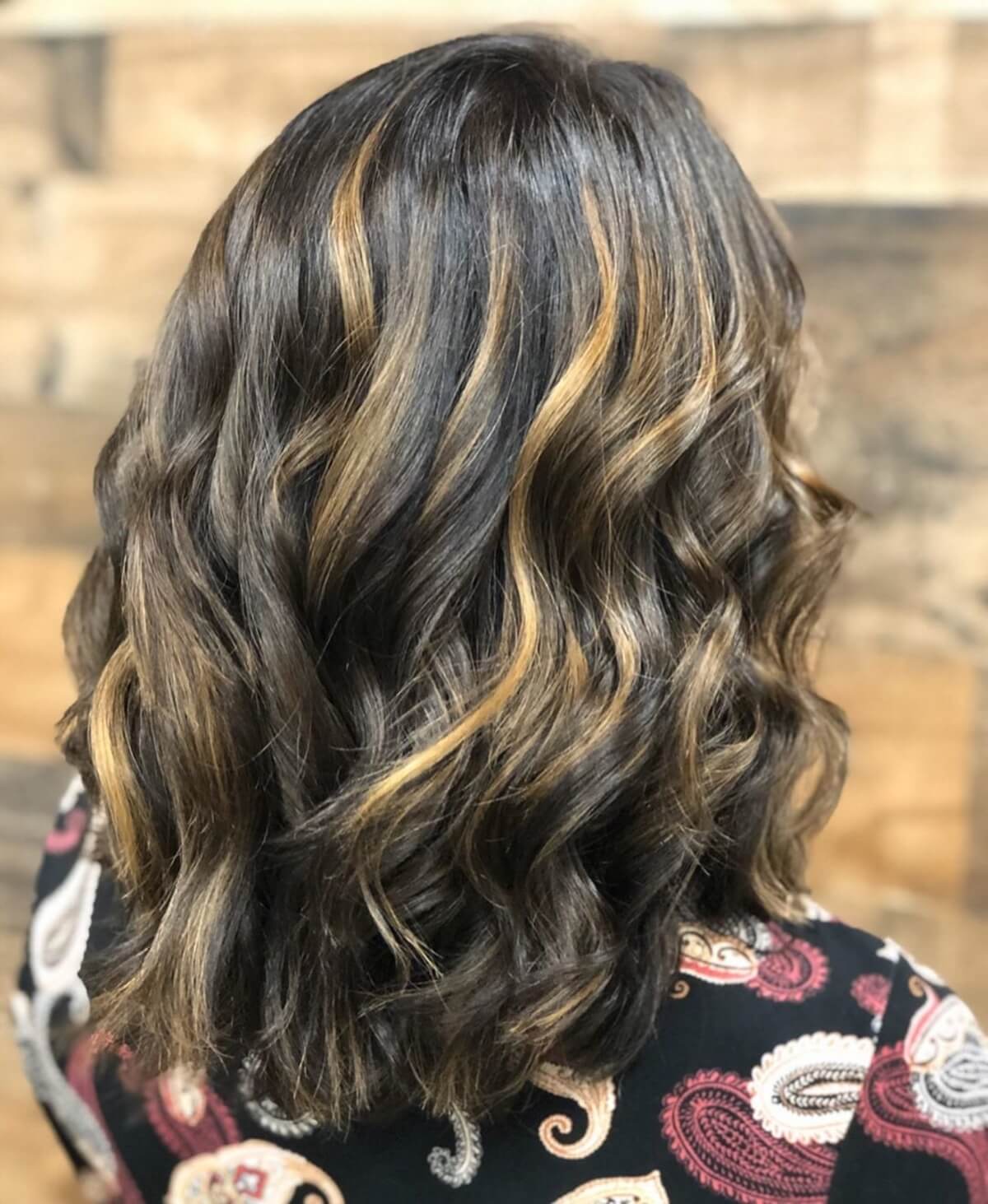 cheveux noirs marron foncé avec des reflets caramel