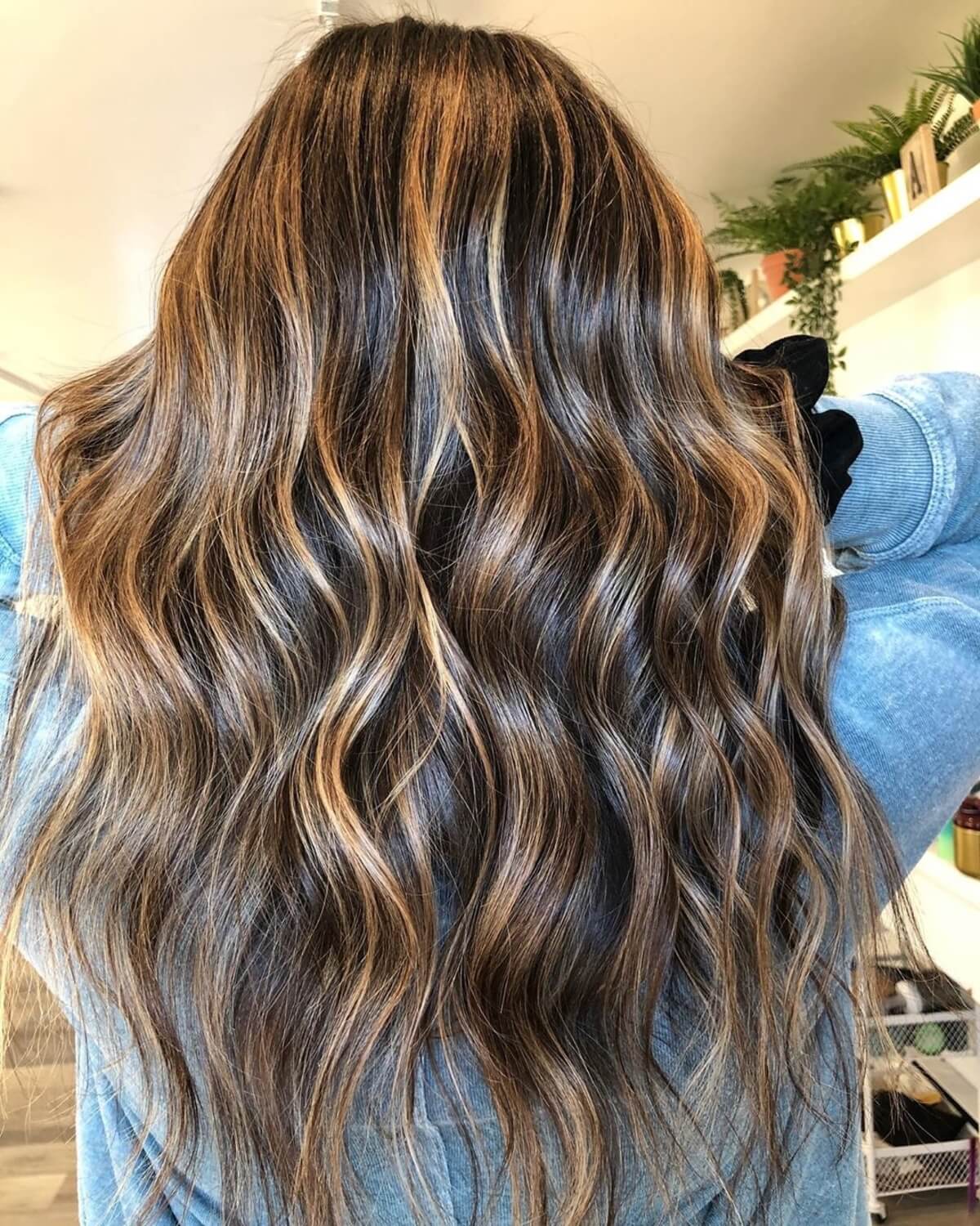 cheveux bruns très foncés avec des reflets blond caramel