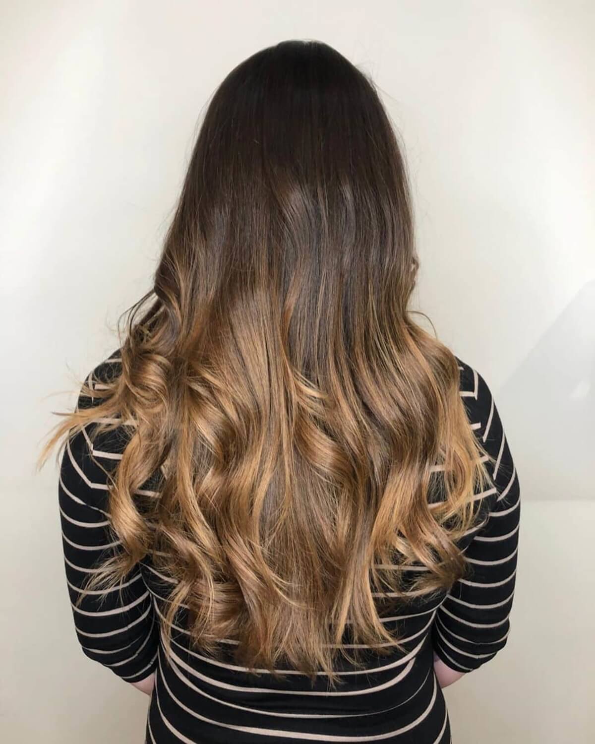 cheveux bruns foncés avec des reflets caramels ombrés