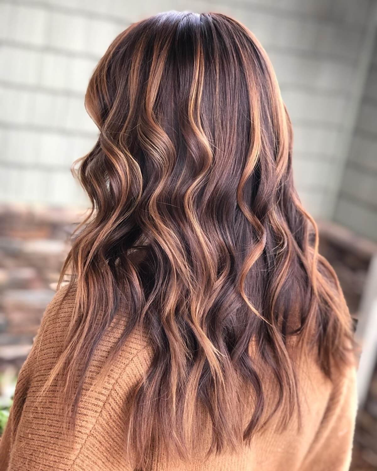 cheveux brun roux foncé avec des reflets caramel