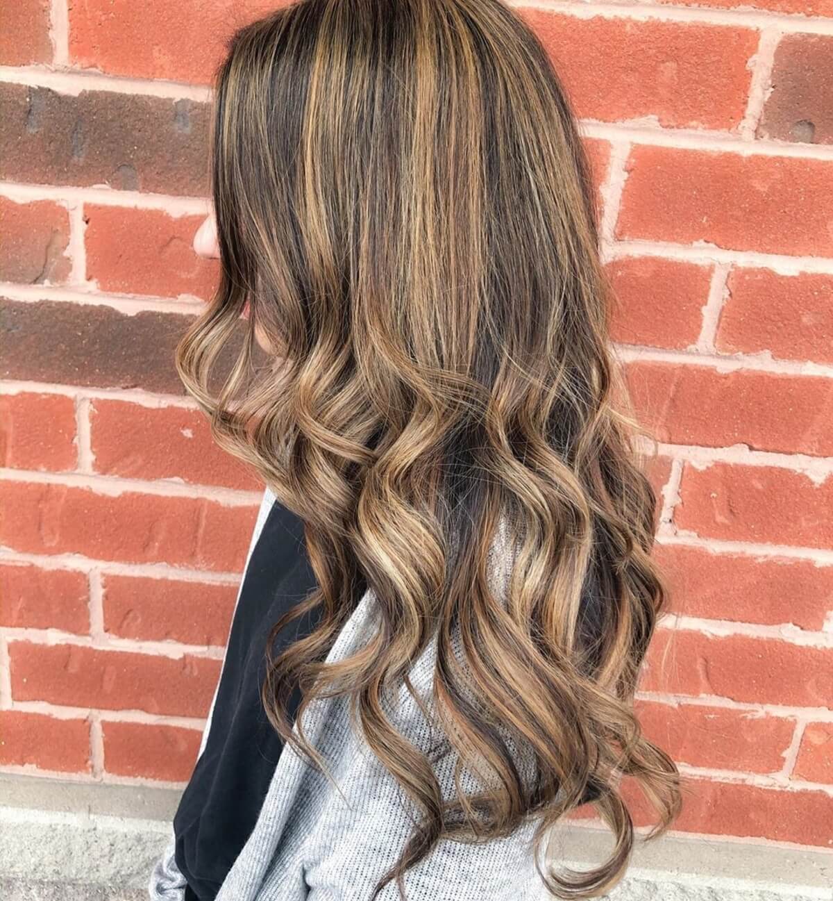 cheveux châtain chocolat foncé avec des reflets caramel