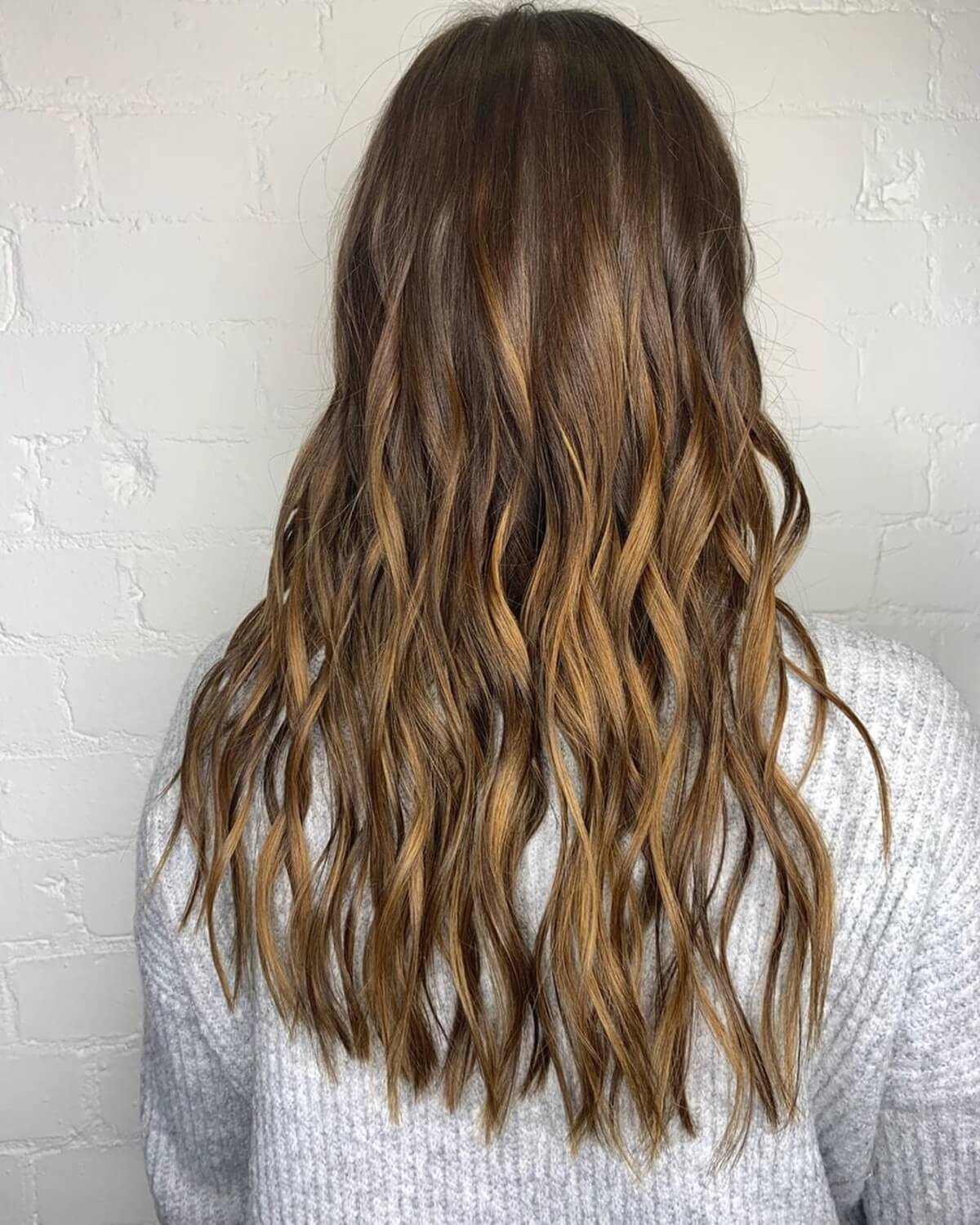 cheveux bruns foncés avec des reflets caramel balayage