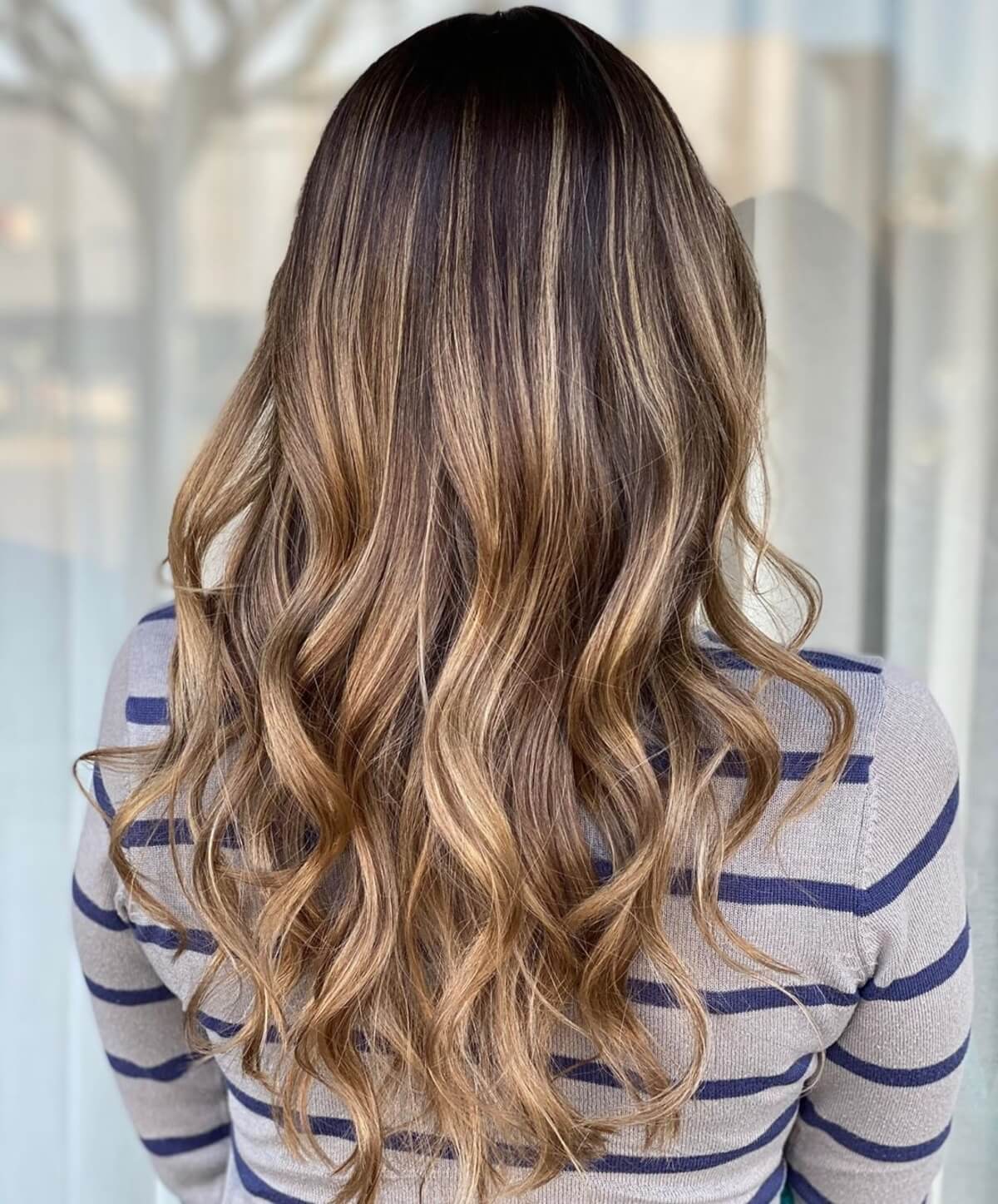 Cheveux ondulés brun moka foncé avec des mèches caramel