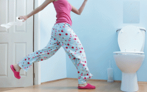 Femme se précipitant vers les toilettes