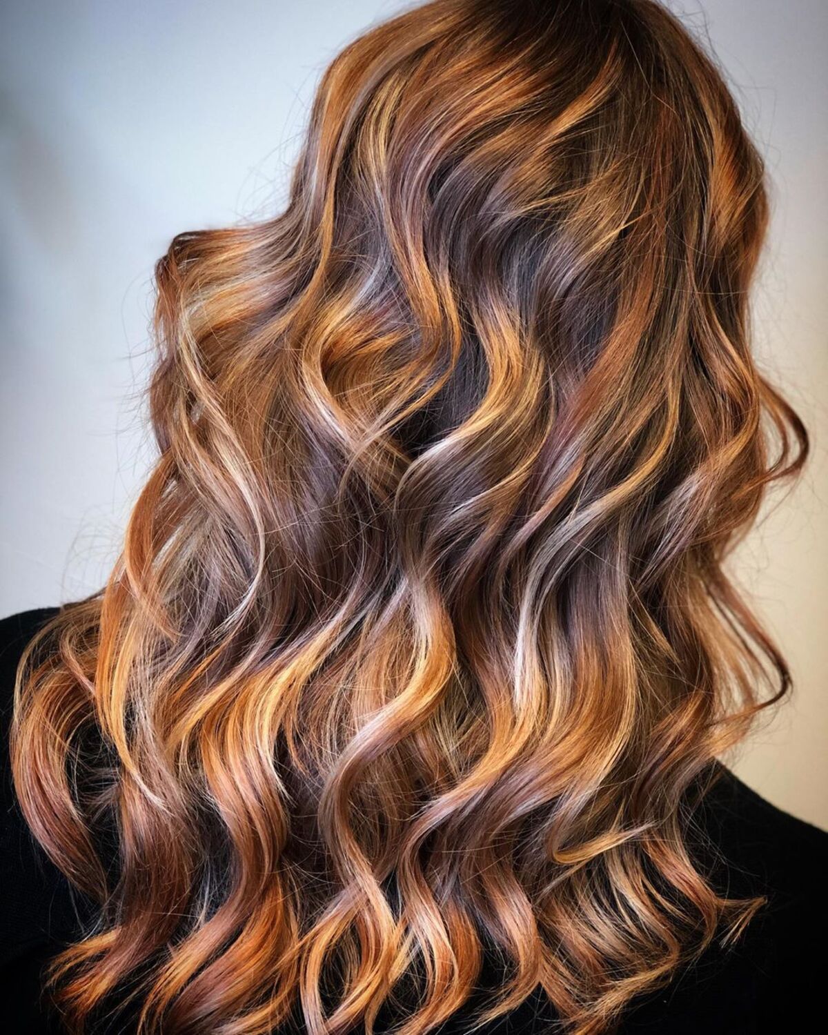 Mèches blondes cuivrées claires sur cheveux foncés