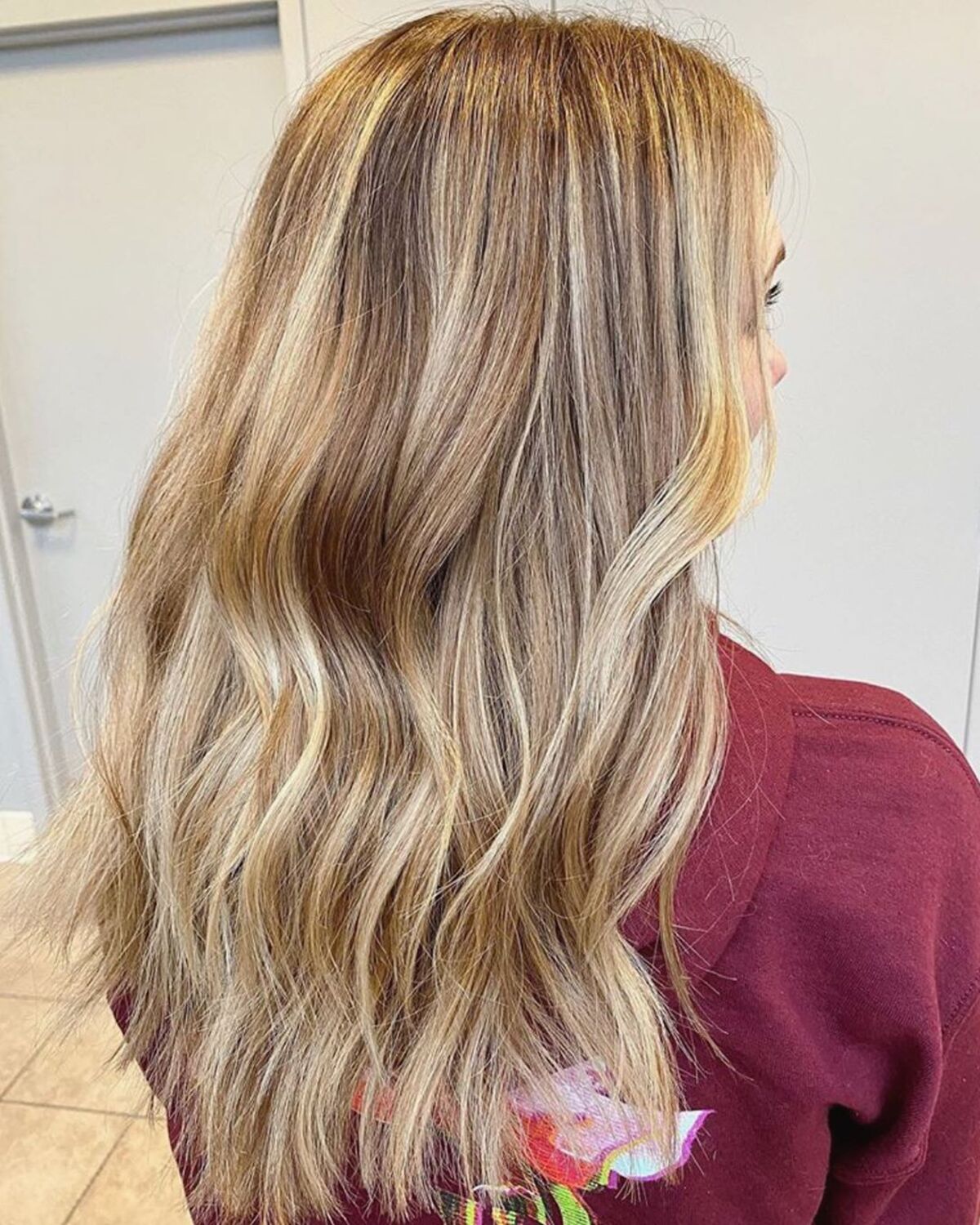 cheveux blonds sales avec des mèches blondes claires
