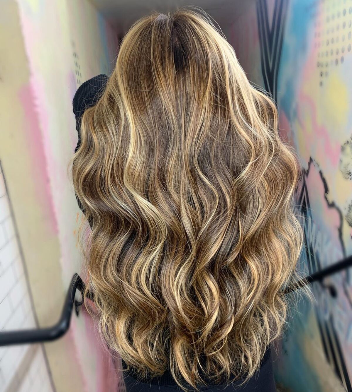 Mèches caramel et blondes sur cheveux châtain clair