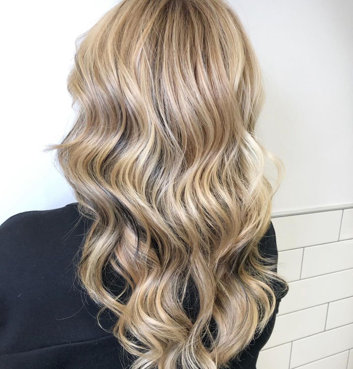 Cheveux platine avec des mèches blond clair