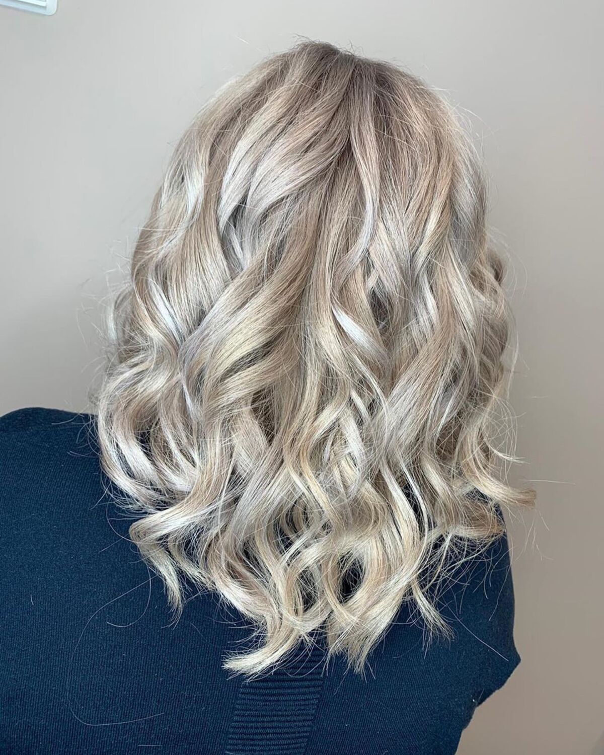 Cheveux argentés avec des mèches blond clair