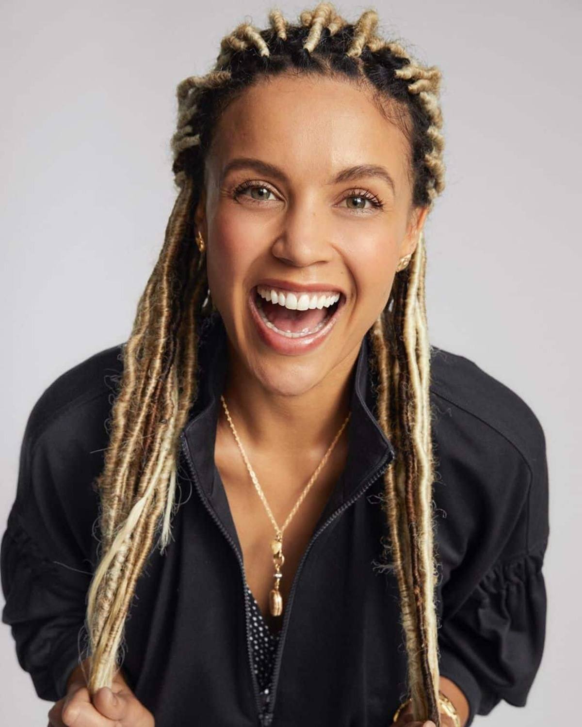 cheveux auburn avec des mèches blond clair
