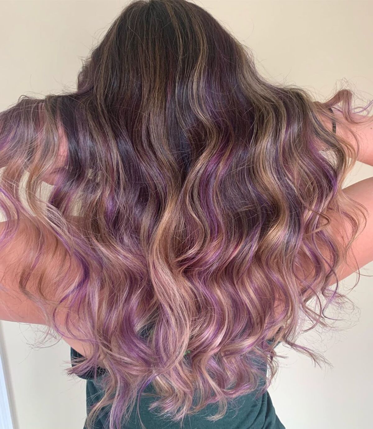 Mauve avec des mèches blondes plus claires