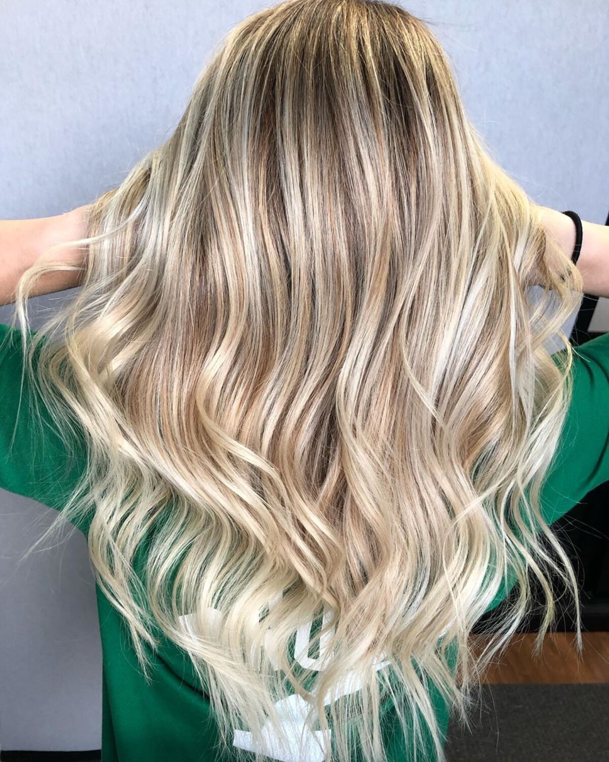 blond foncé avec des mèches blond clair