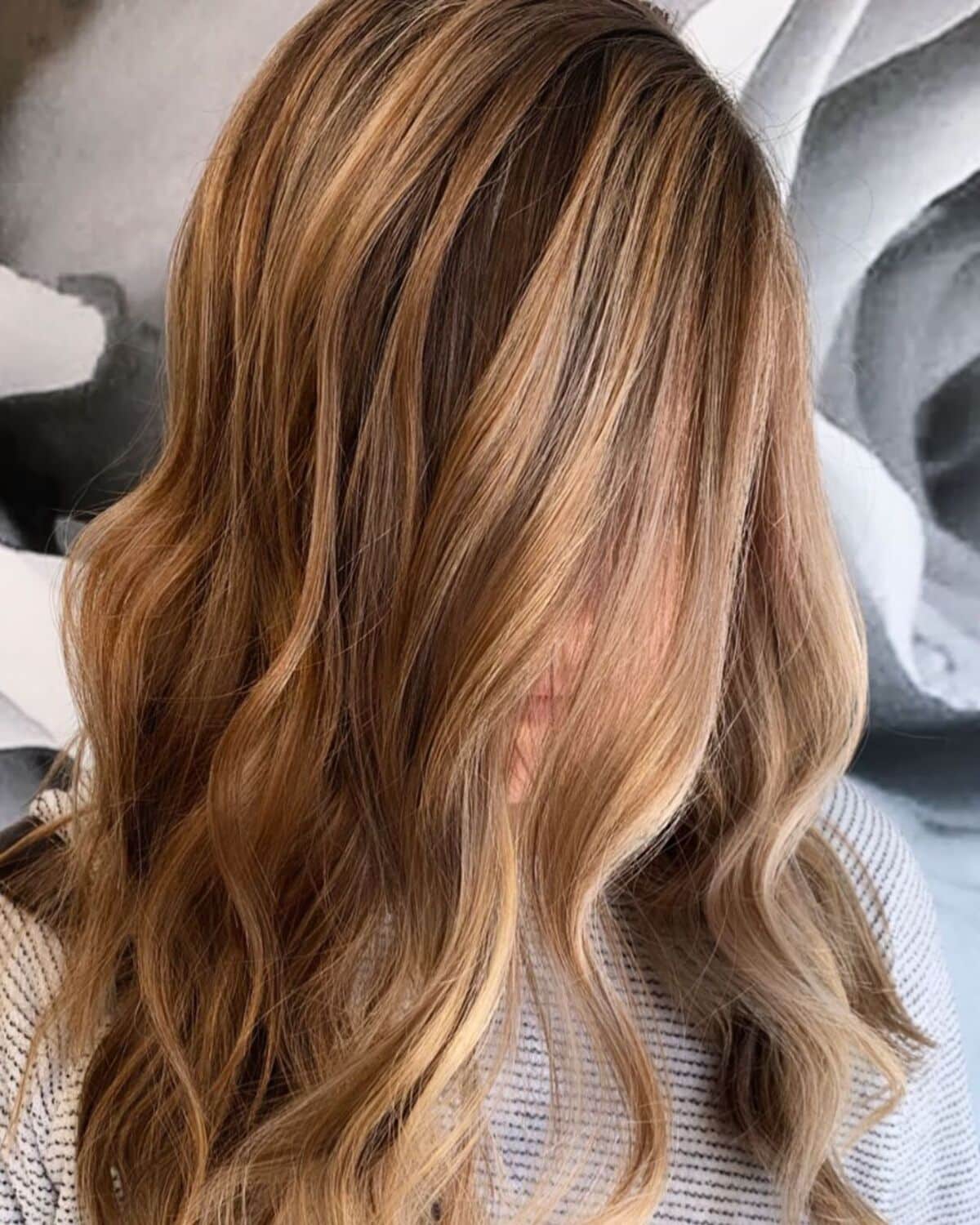 cheveux bruns avec des reflets blonds clairs